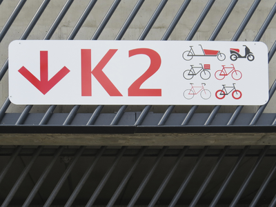 908163 Afbeelding van het bord met soorten fietsen die kunnen / mogen parkeren in de parkeergarage K2, onder het ...